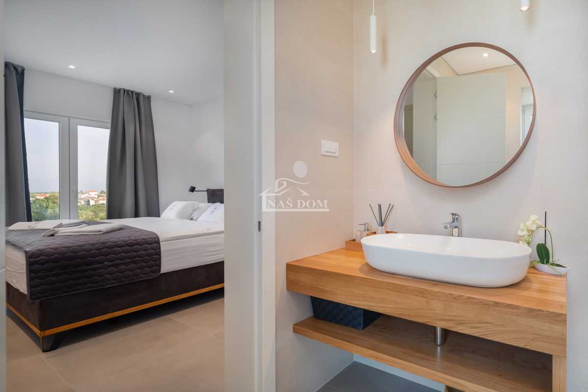 Vodice - moderna villa con piscina, vista mare