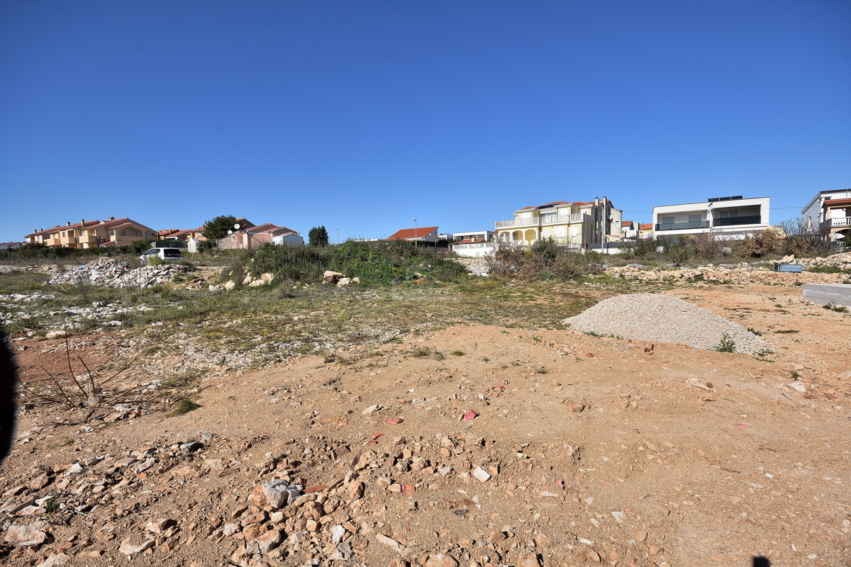 Vodice - terreno edificabile di 600m2 in una posizione tranquilla