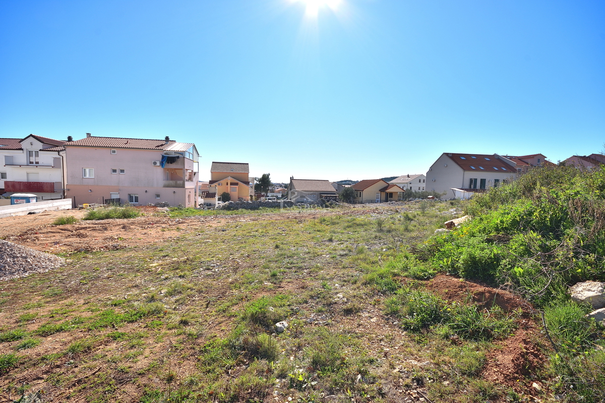 Vodice - terreno edificabile di 600m2 in una posizione tranquilla