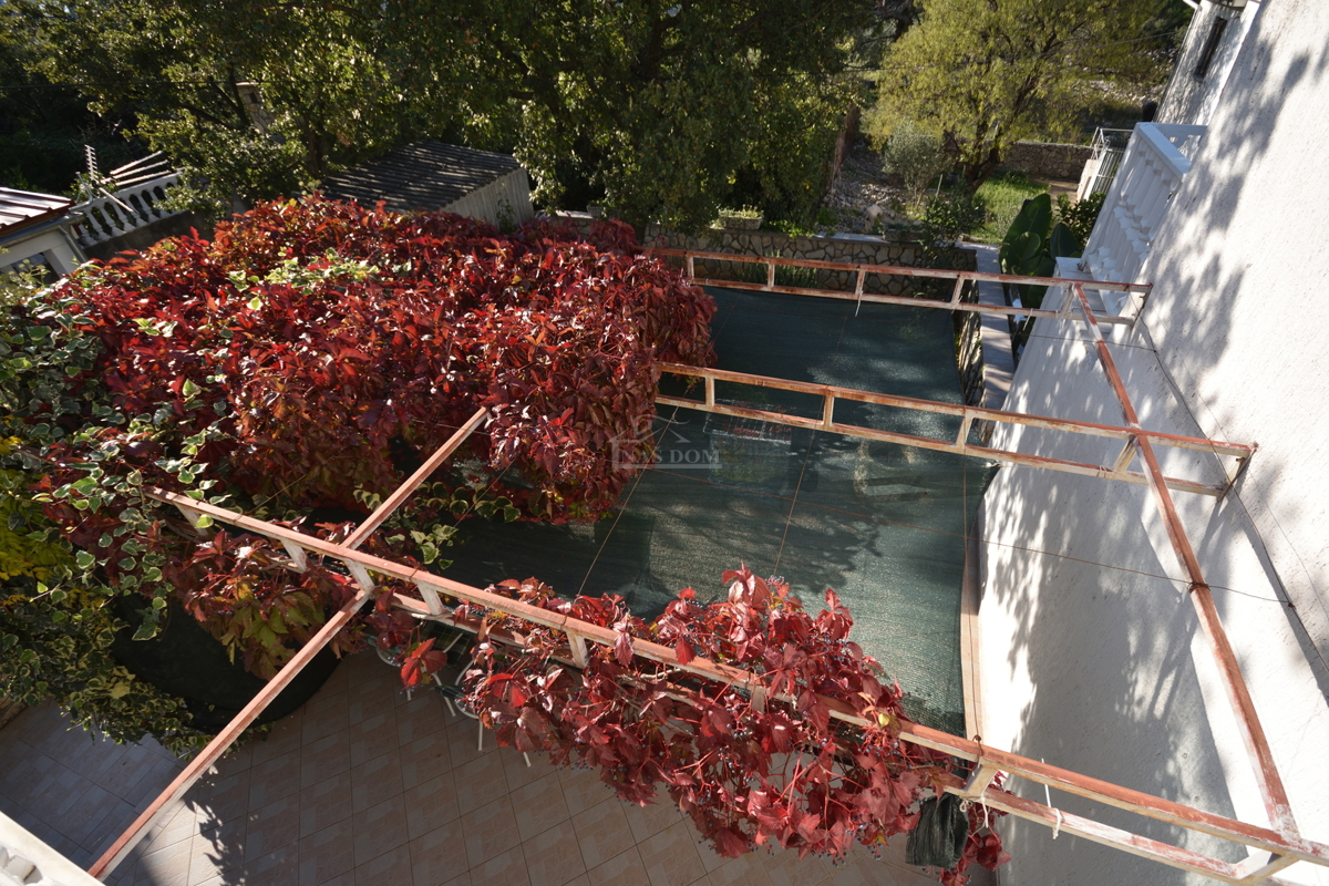 Pirovac - Dvojna kuća s dva stana u blizini mora