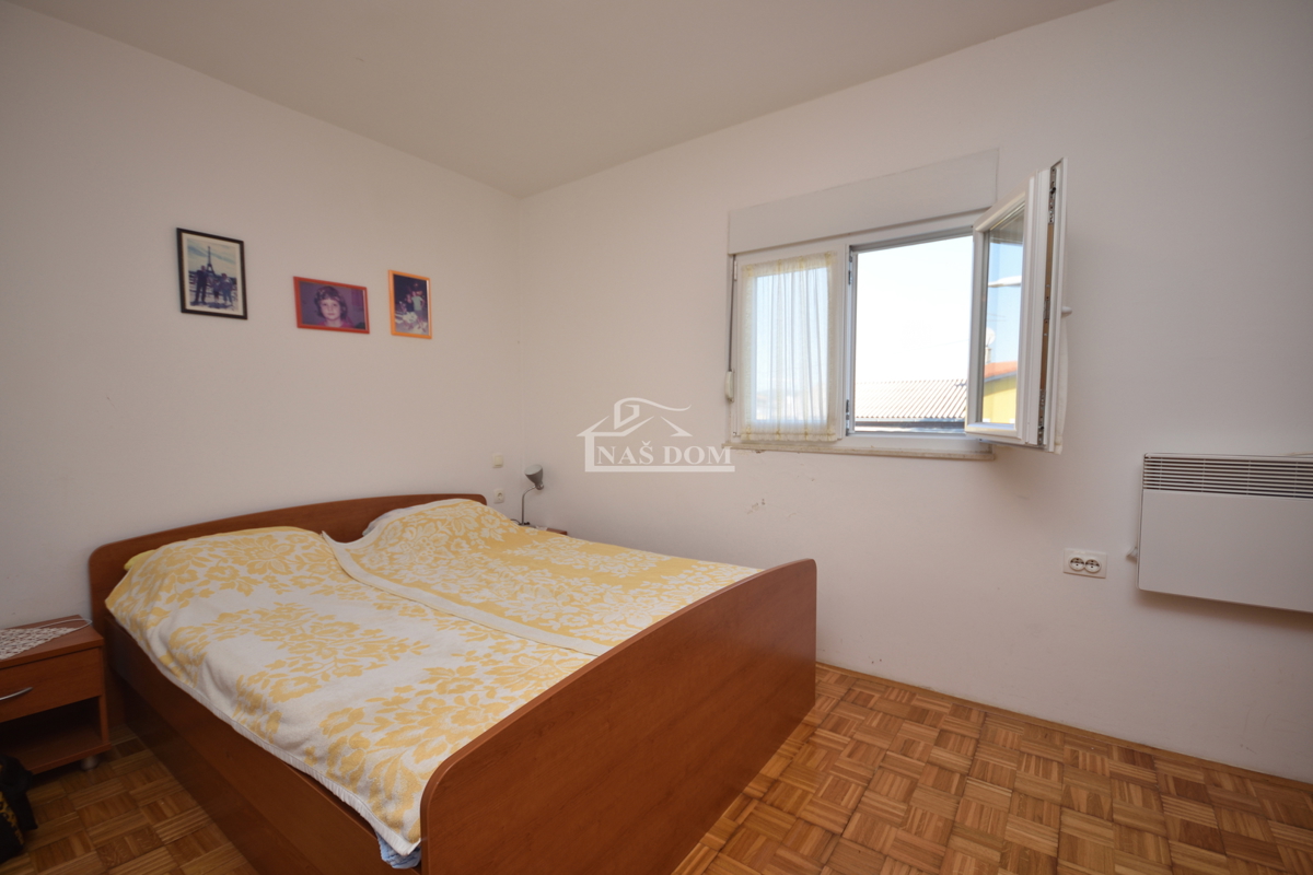 Pirovac - Dvojna kuća s dva stana u blizini mora