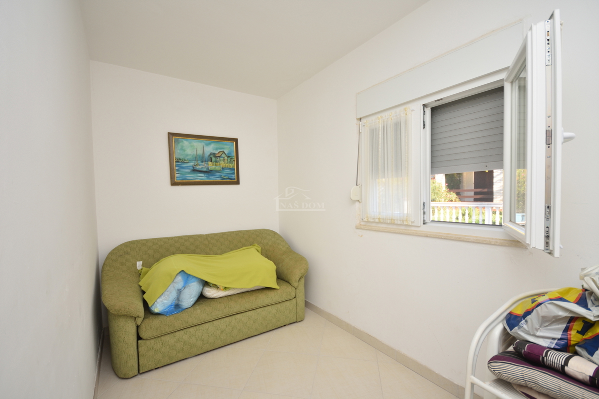 Pirovac - Dvojna kuća s dva stana u blizini mora