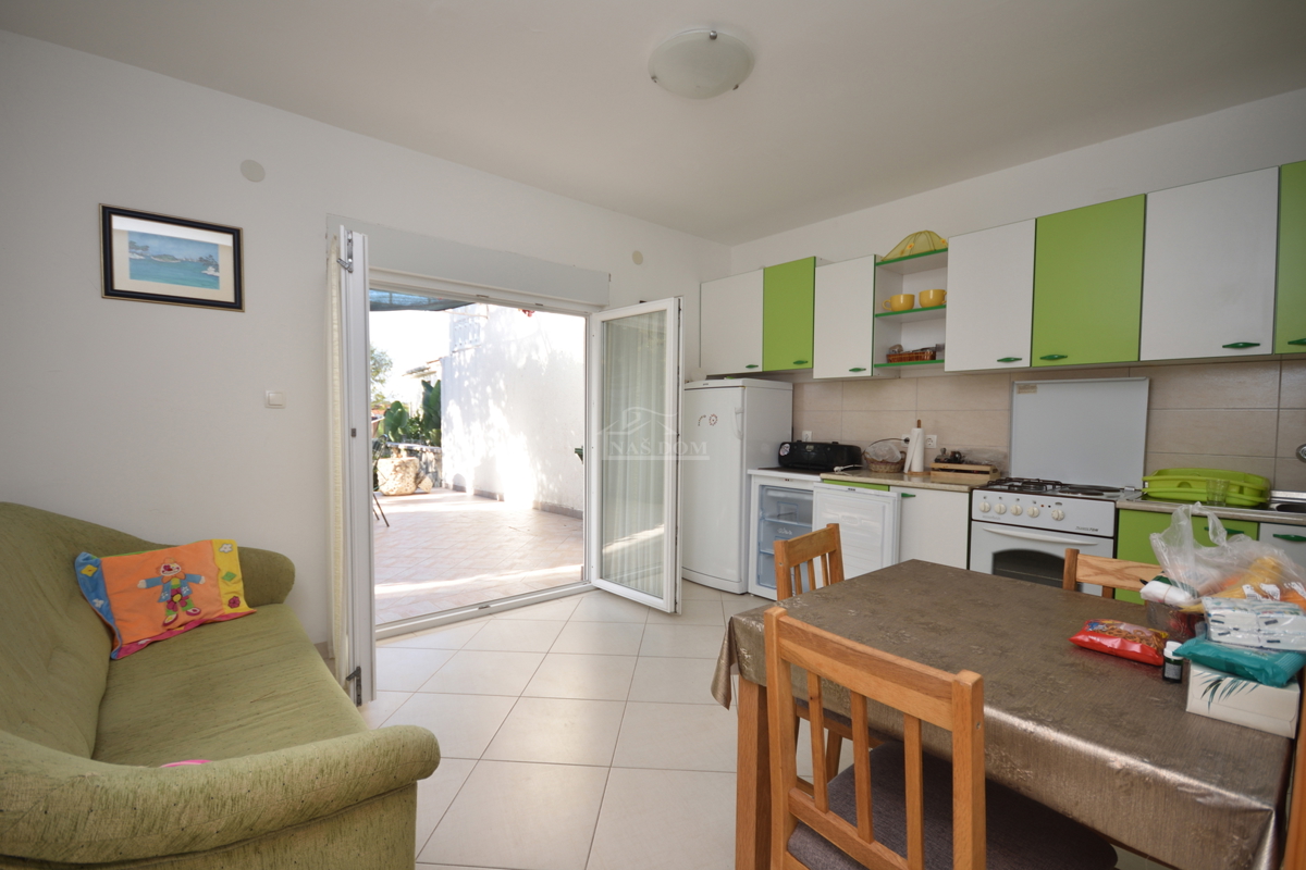 Pirovac - Dvojna kuća s dva stana u blizini mora