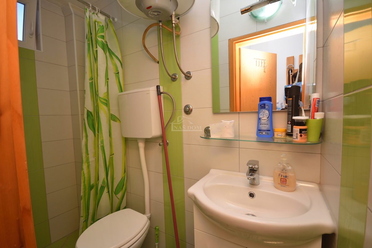 Pirovac - Dvojna kuća s dva stana u blizini mora