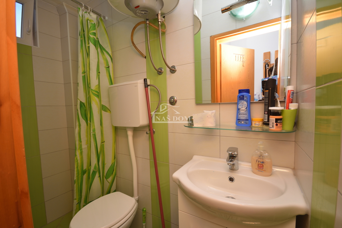 Pirovac - Dvojna kuća s dva stana u blizini mora