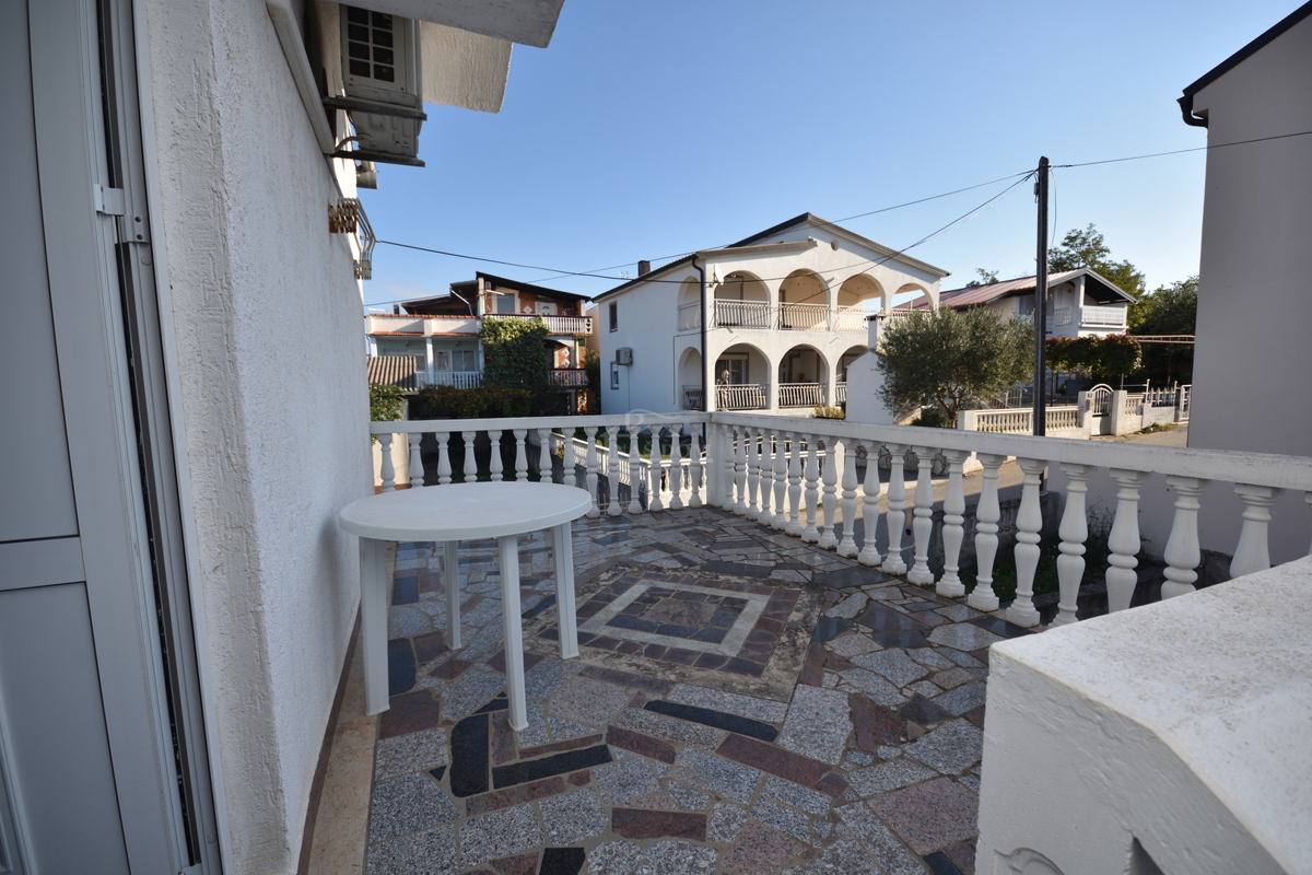 Pirovac - Dvojna kuća s dva stana u blizini mora