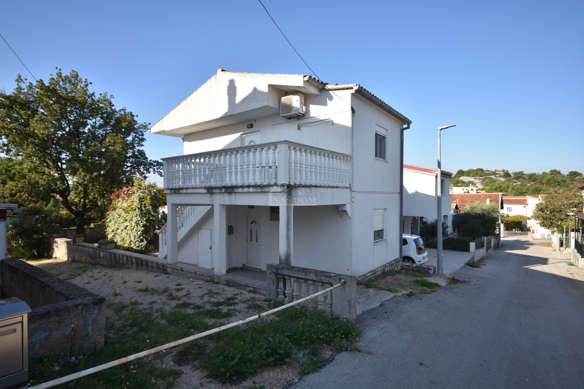 Pirovac - Dvojna kuća s dva stana u blizini mora