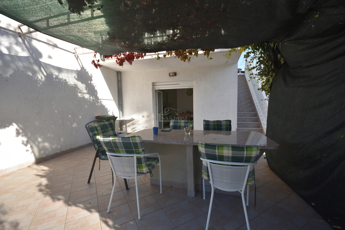 Pirovac - Dvojna kuća s dva stana u blizini mora