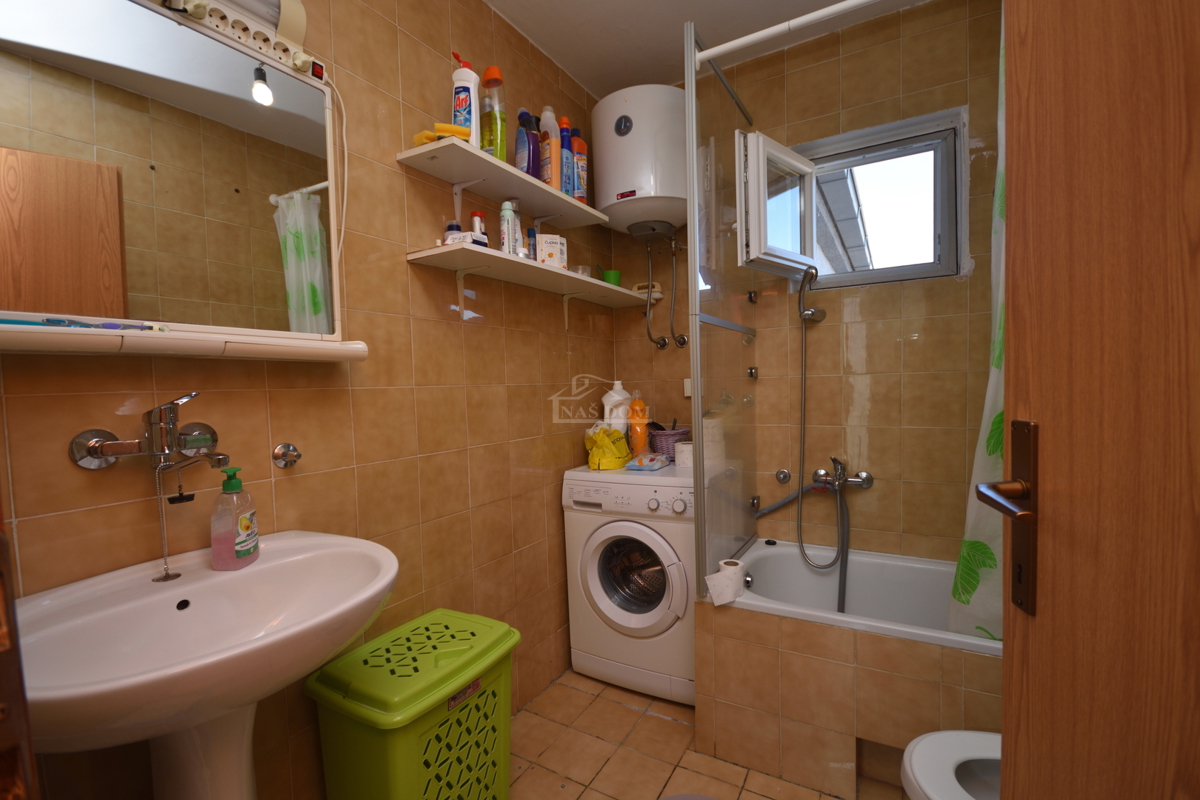 Pirovac - Dvojna kuća s dva stana u blizini mora