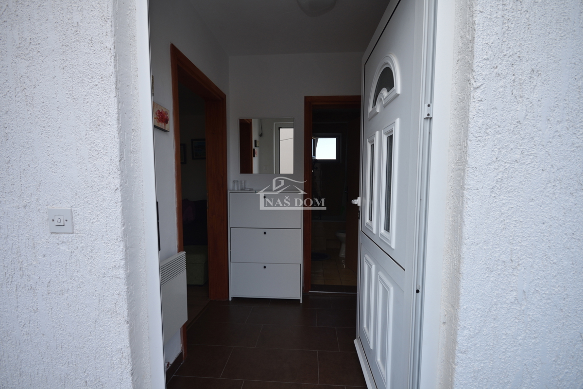 Pirovac - Dvojna kuća s dva stana u blizini mora