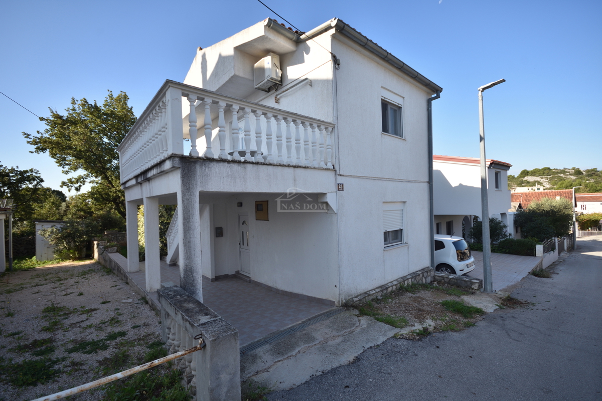 Pirovac - Dvojna kuća s dva stana u blizini mora