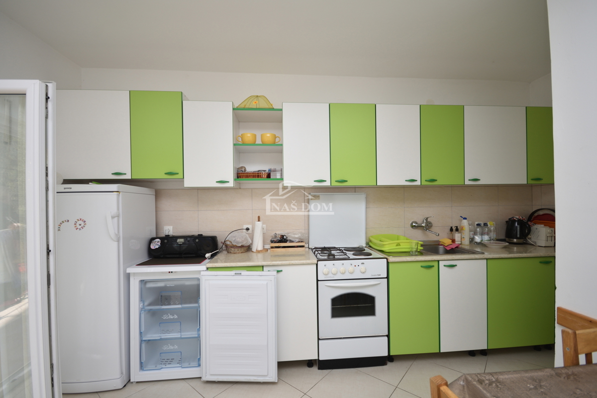 Pirovac - Dvojna kuća s dva stana u blizini mora