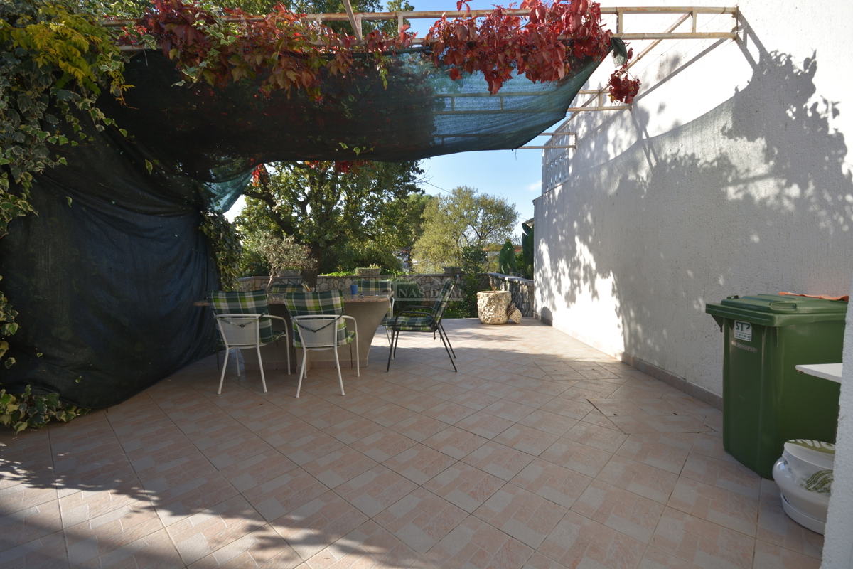 Pirovac - Dvojna kuća s dva stana u blizini mora