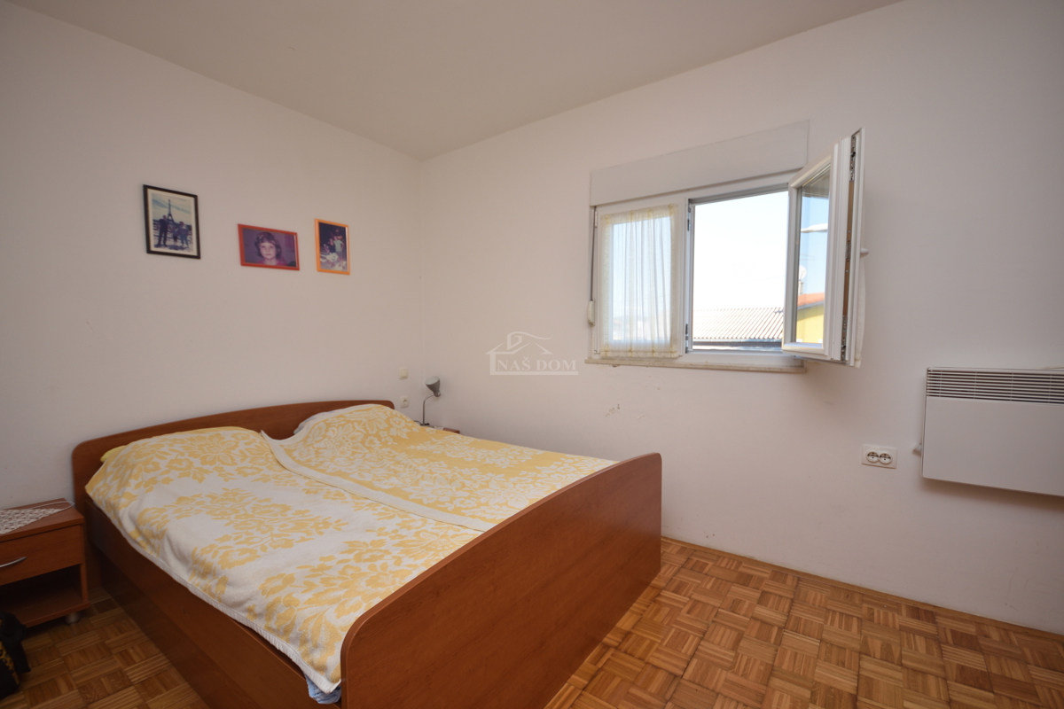 Pirovac - Dvojna kuća s dva stana u blizini mora