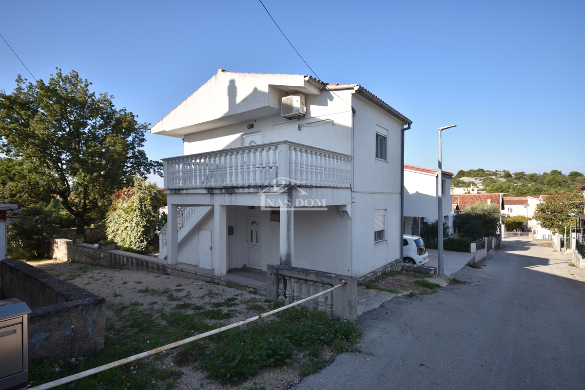 Pirovac - Dvojna kuća s dva stana u blizini mora