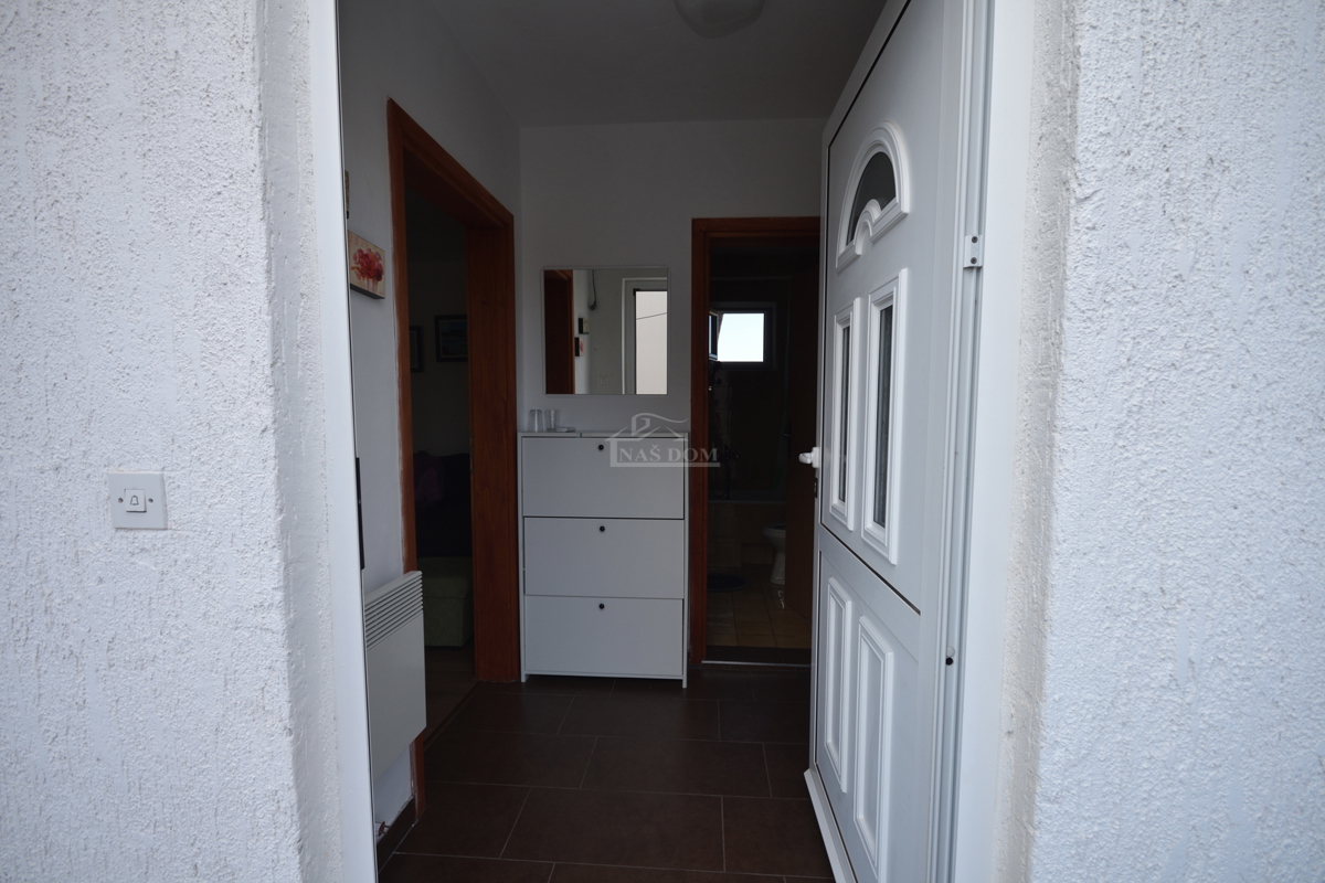 Pirovac - Dvojna kuća s dva stana u blizini mora