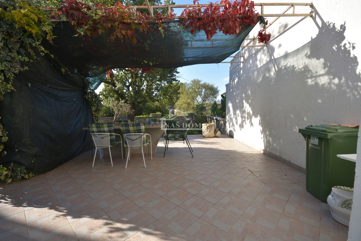 Pirovac - Dvojna kuća s dva stana u blizini mora