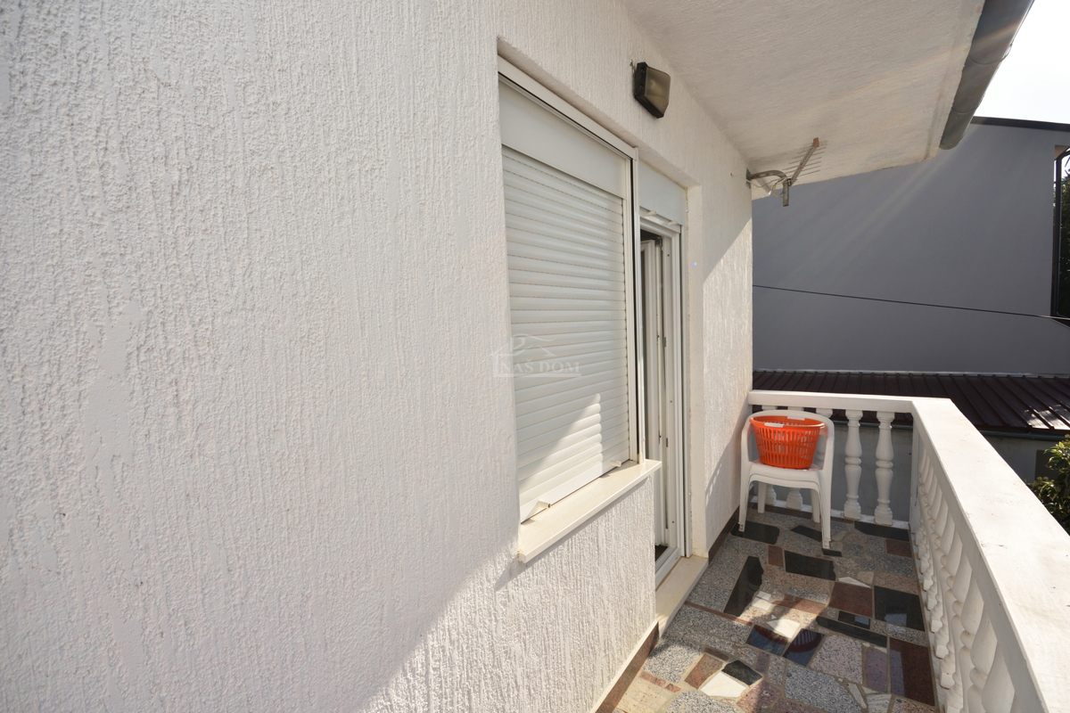 Pirovac - Dvojna kuća s dva stana u blizini mora