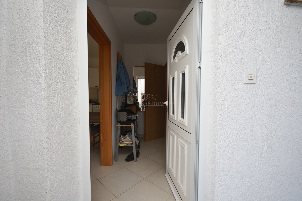 Pirovac - Dvojna kuća s dva stana u blizini mora