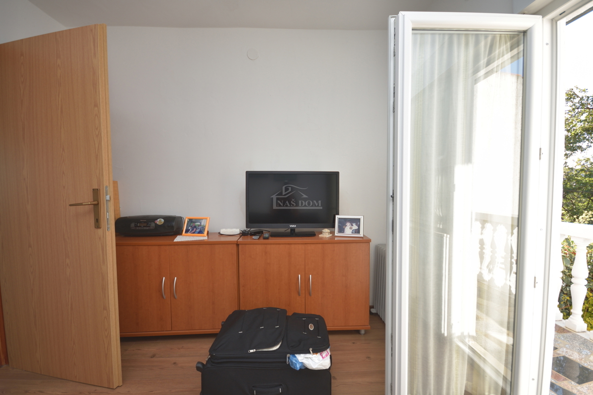 Pirovac - Dvojna kuća s dva stana u blizini mora