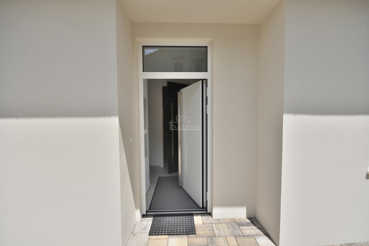 Vodice - Bellissima casa arredata al piano terra in ottima posizione