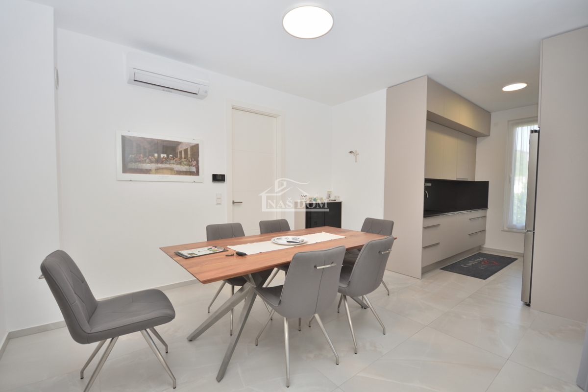 Vodice - Bellissima casa arredata al piano terra in ottima posizione