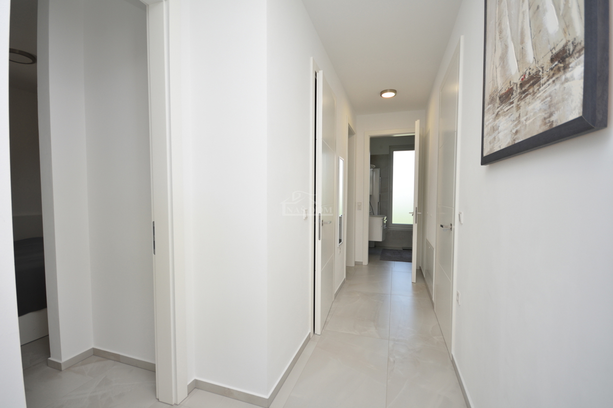 Vodice - Bellissima casa arredata al piano terra in ottima posizione