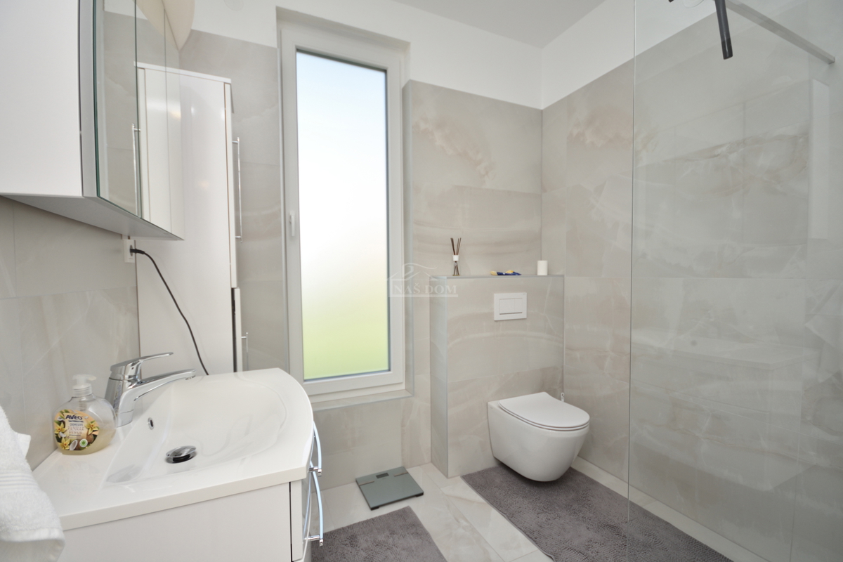 Vodice - Bellissima casa arredata al piano terra in ottima posizione