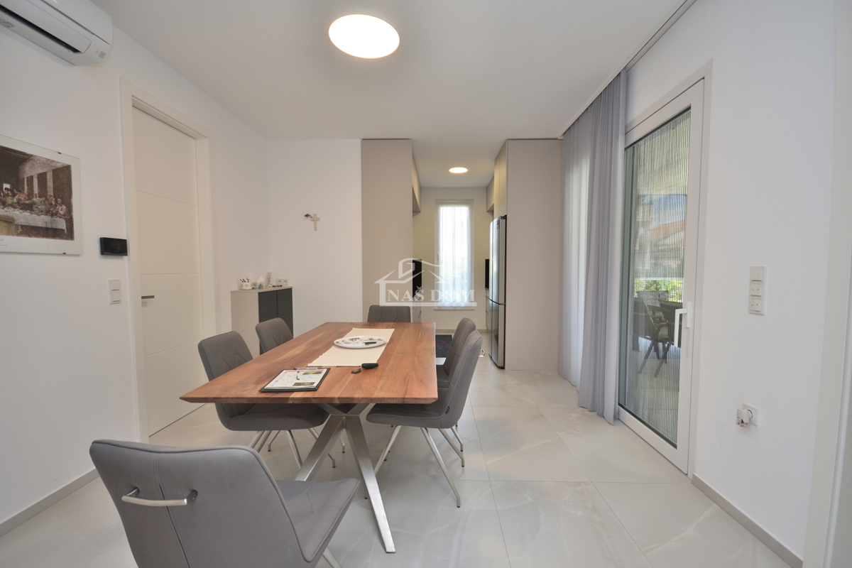 Vodice - Bellissima casa arredata al piano terra in ottima posizione