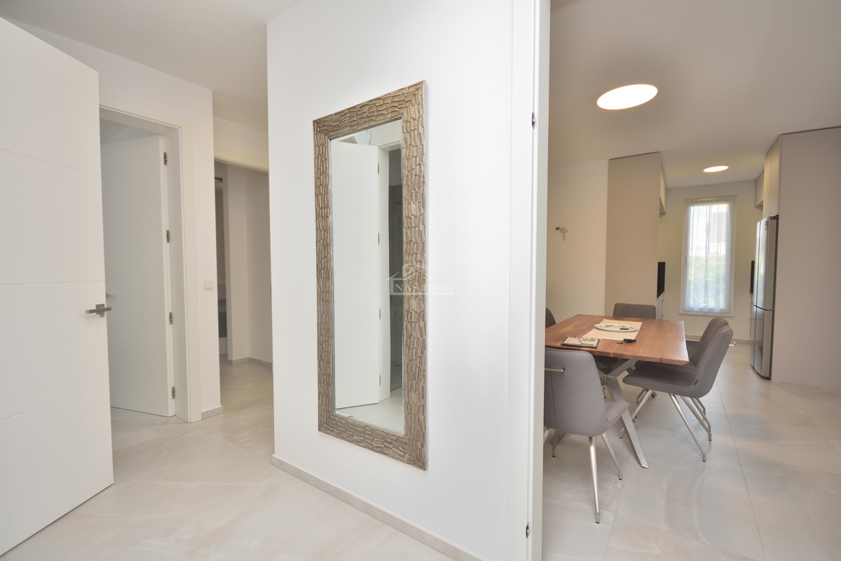 Vodice - Bellissima casa arredata al piano terra in ottima posizione