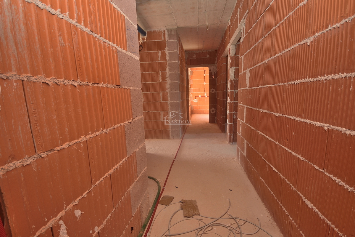 Vodice, SRIMA B - Appartamento S7 con tre camere da letto, secondo piano, a 300 m dalla spiaggia