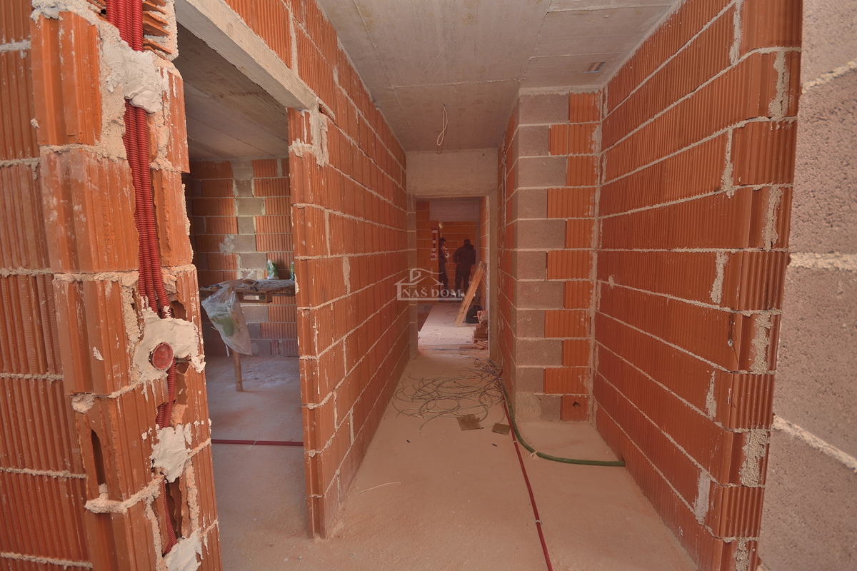 Vodice, SRIMA B - Appartamento S7 con tre camere da letto, secondo piano, a 300 m dalla spiaggia