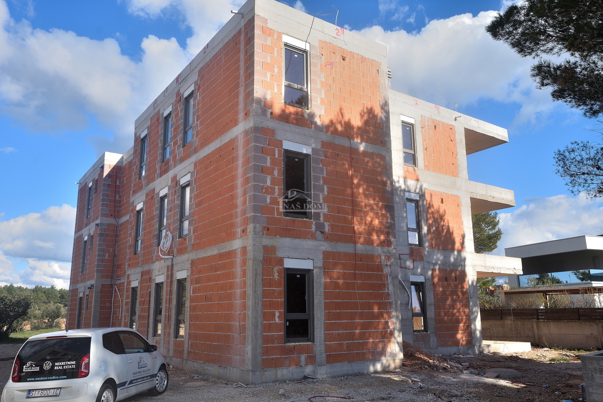 Vodice, SRIMA B - Appartamento S7 con tre camere da letto, secondo piano, a 300 m dalla spiaggia