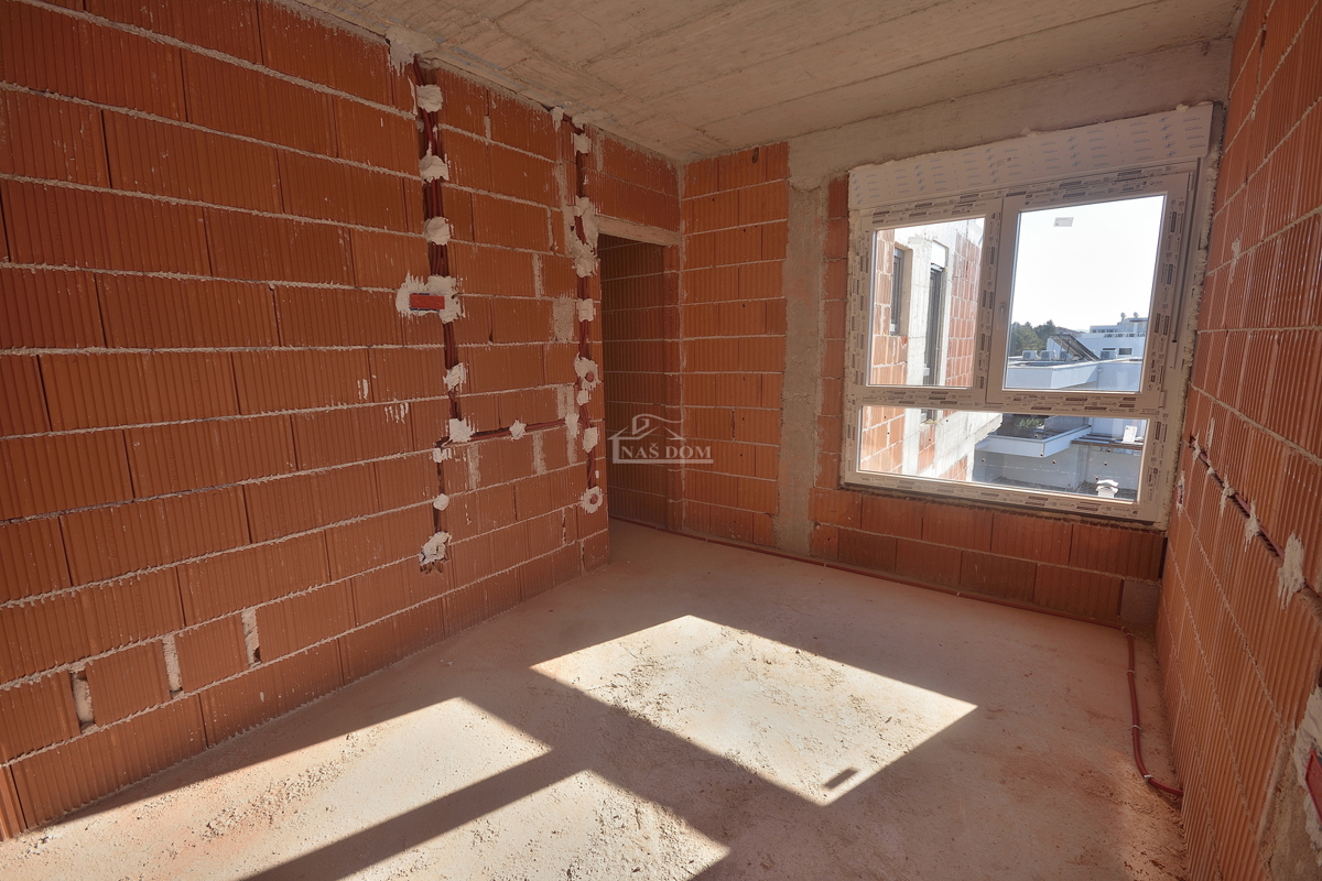 Vodice, SRIMA B - Appartamento S7 con tre camere da letto, secondo piano, a 300 m dalla spiaggia