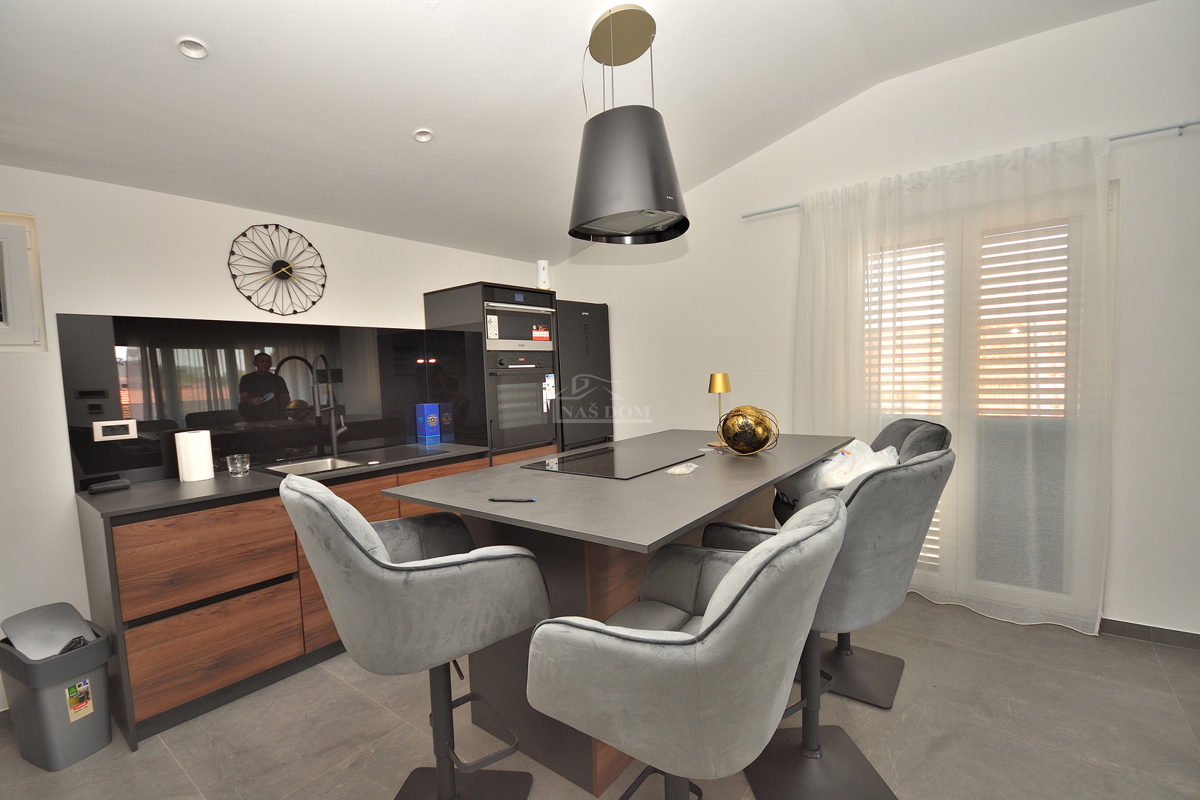 Vodice - appartamento completamente ristrutturato e arredato a 350 m dalla spiaggia