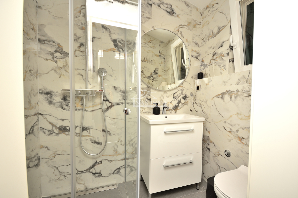 Vodice - appartamento completamente ristrutturato e arredato a 350 m dalla spiaggia