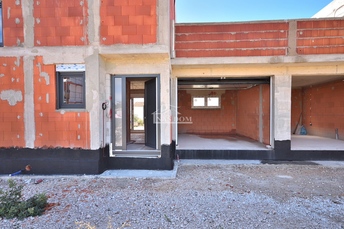 Vodice - **NUOVA COSTRUZIONE** Casa S2 con piscina, garage, 800 m dalla spiaggia