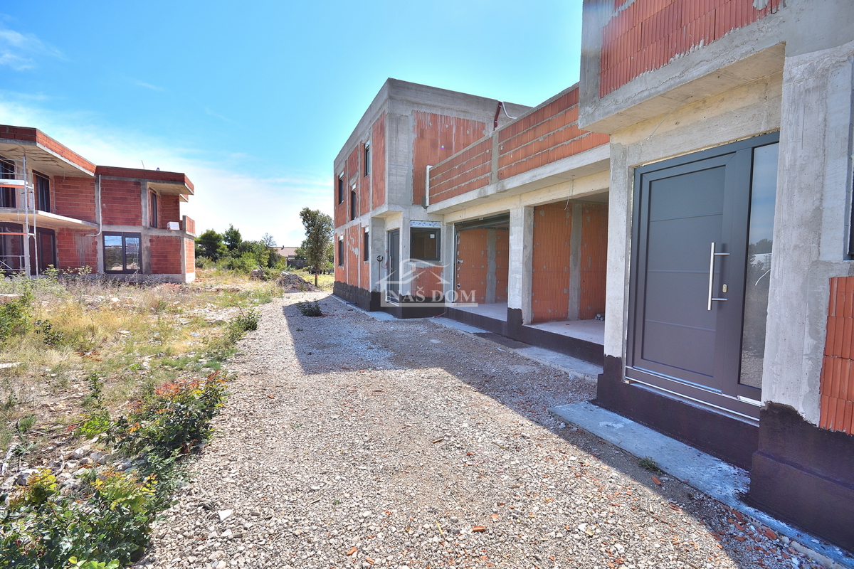 Vodice - **NUOVA COSTRUZIONE** Casa S2 con piscina, garage, 800 m dalla spiaggia