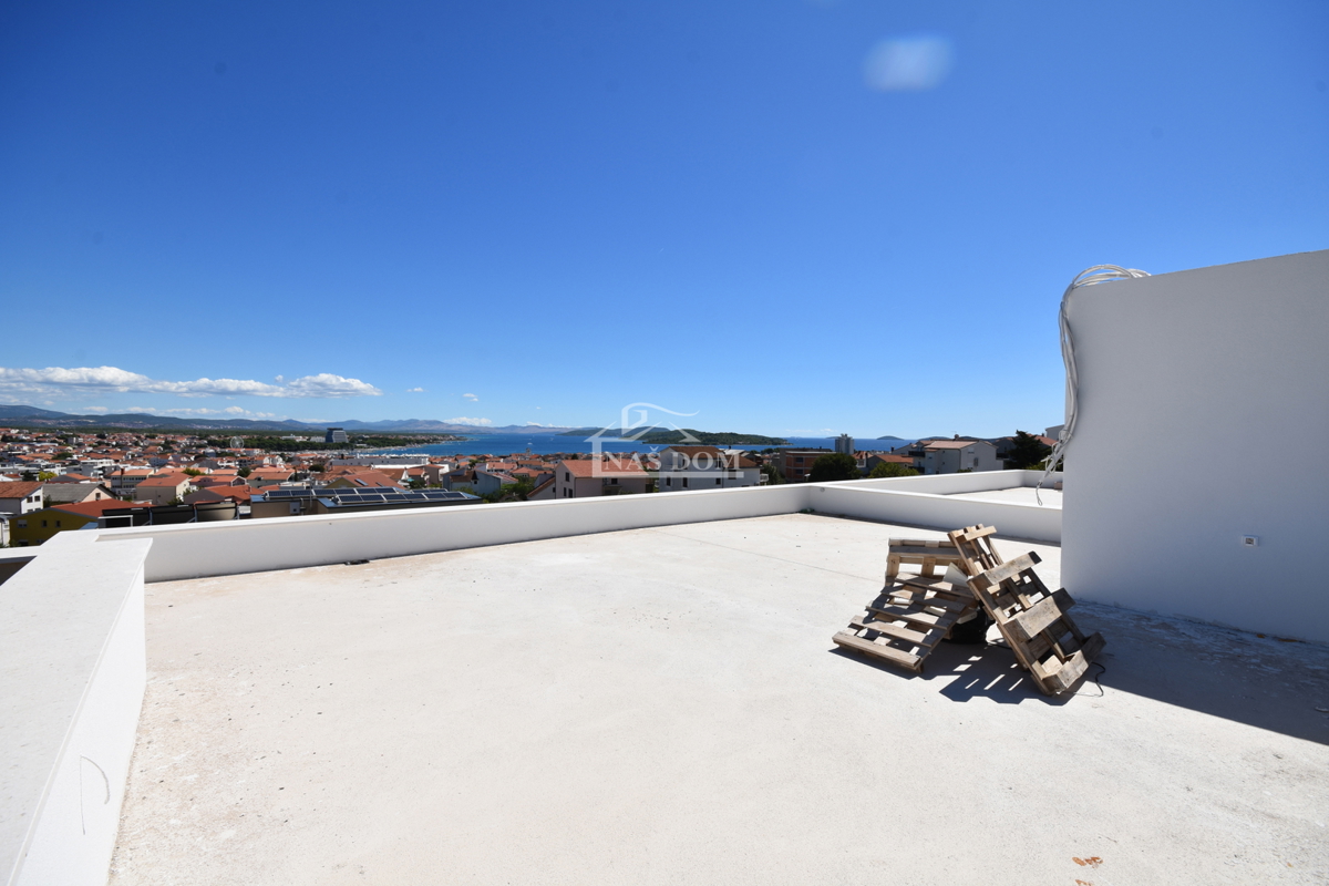 Vodice - Appartamento S4 con terrazza sul tetto, vista panoramica sul mare