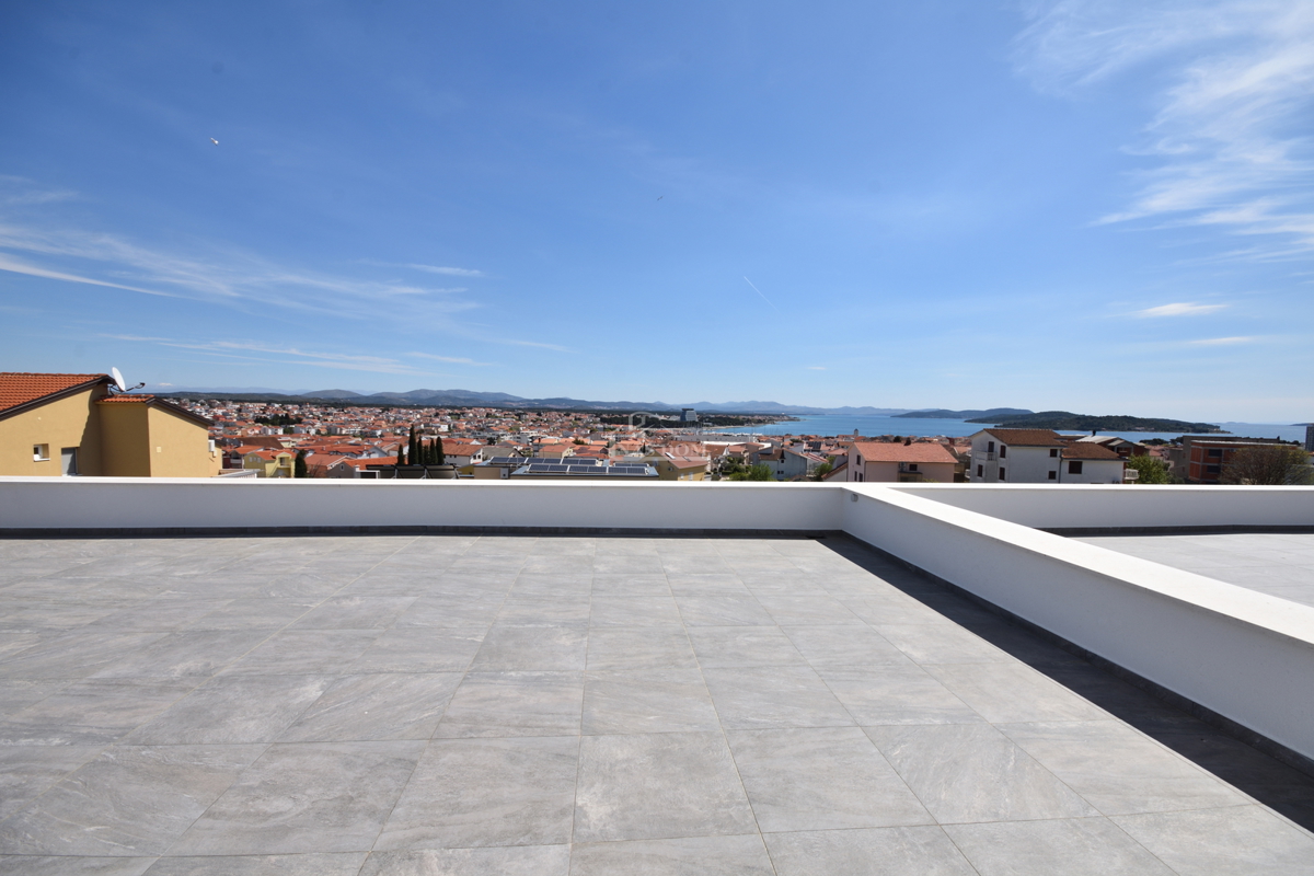 Vodice - Appartamento S4 con terrazza sul tetto, vista panoramica sul mare
