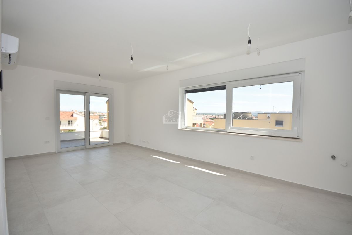 Vodice - Appartamento S4 con terrazza sul tetto, vista panoramica sul mare