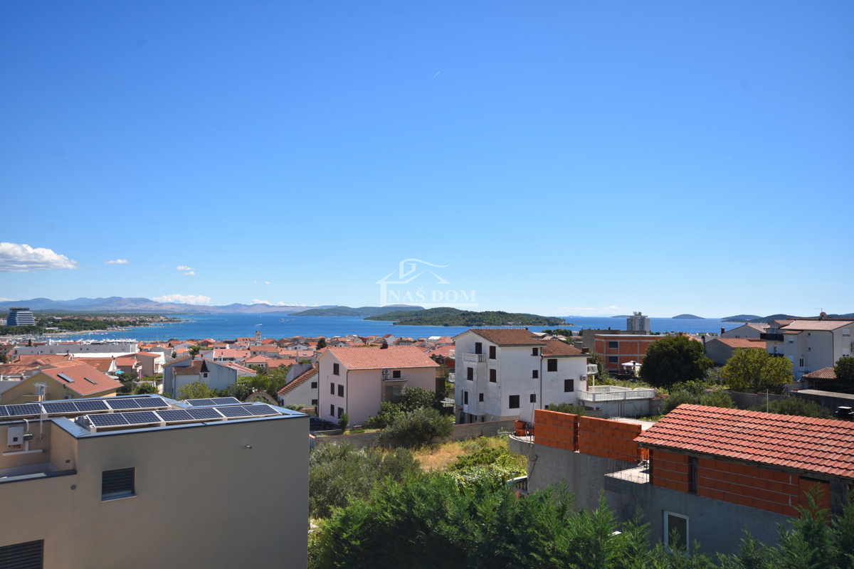Vodice - Appartamento S4 con terrazza sul tetto, vista panoramica sul mare
