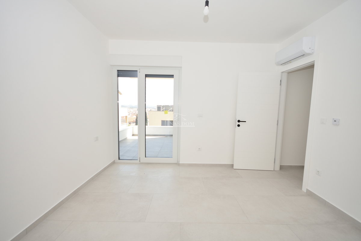 Vodice - Appartamento S4 con terrazza sul tetto, vista panoramica sul mare