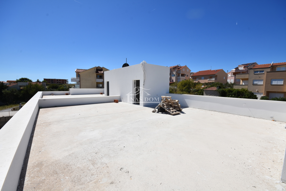 Vodice - Appartamento S4 con terrazza sul tetto, vista panoramica sul mare