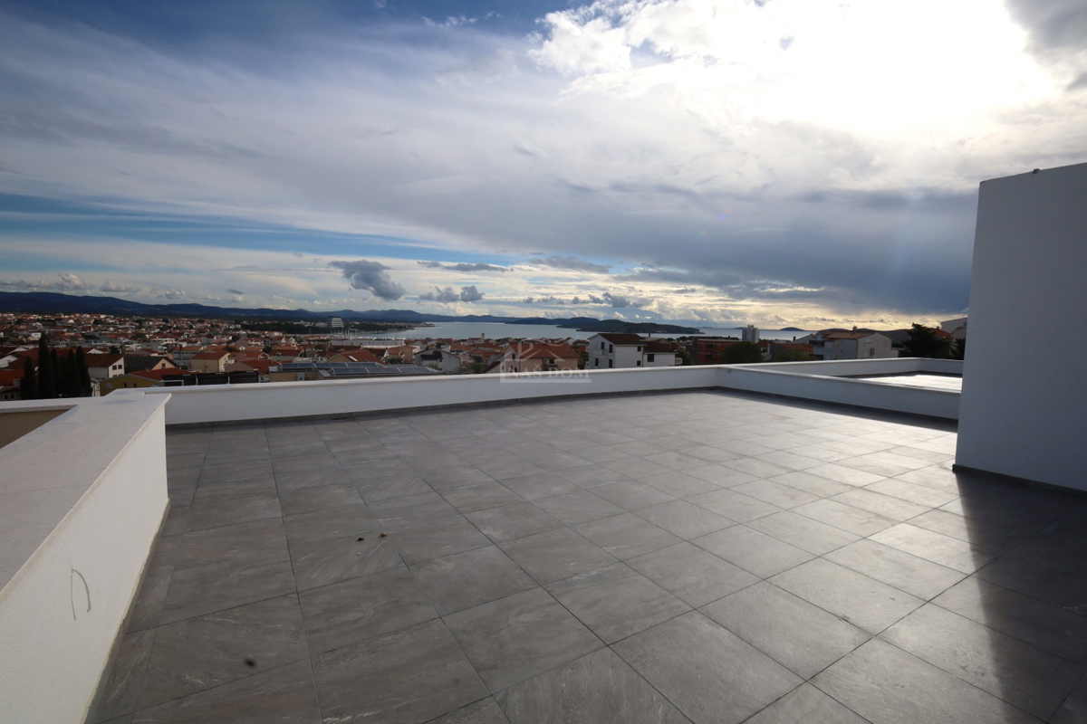 Vodice - Appartamento S4 con terrazza sul tetto, vista panoramica sul mare
