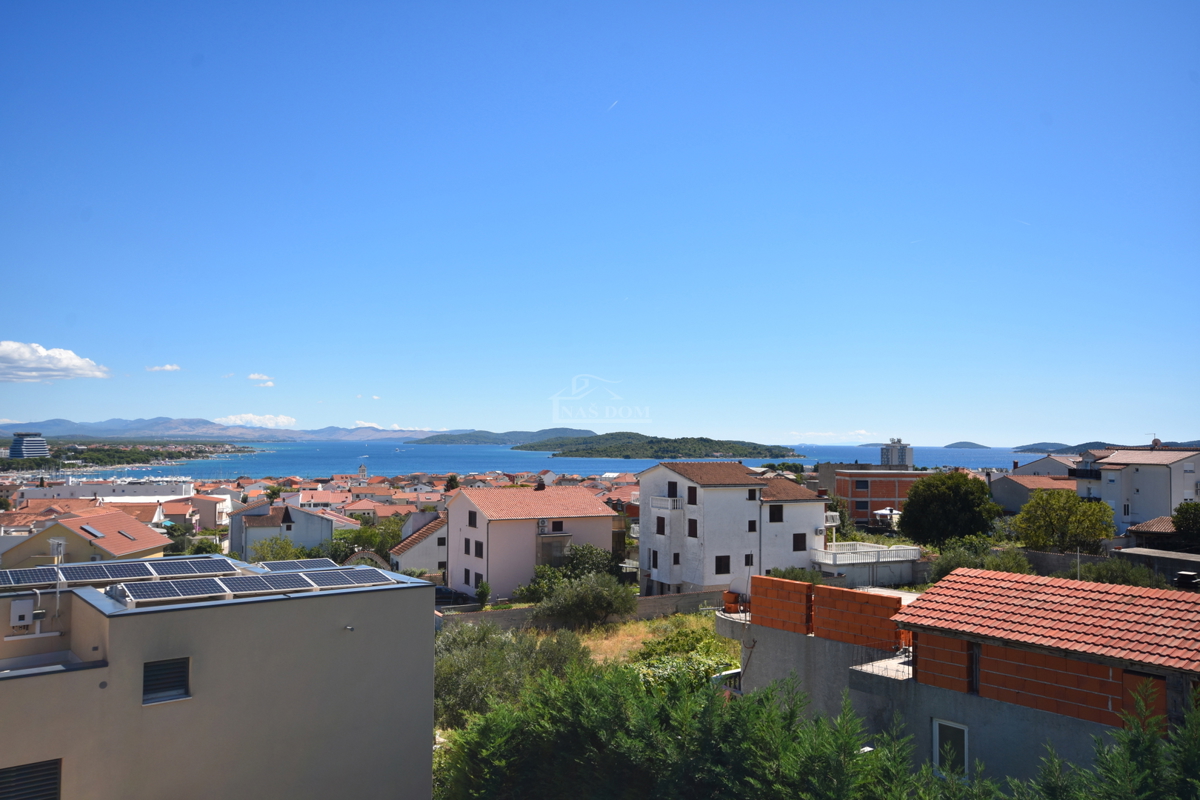 Vodice - Appartamento S4 con terrazza sul tetto, vista panoramica sul mare