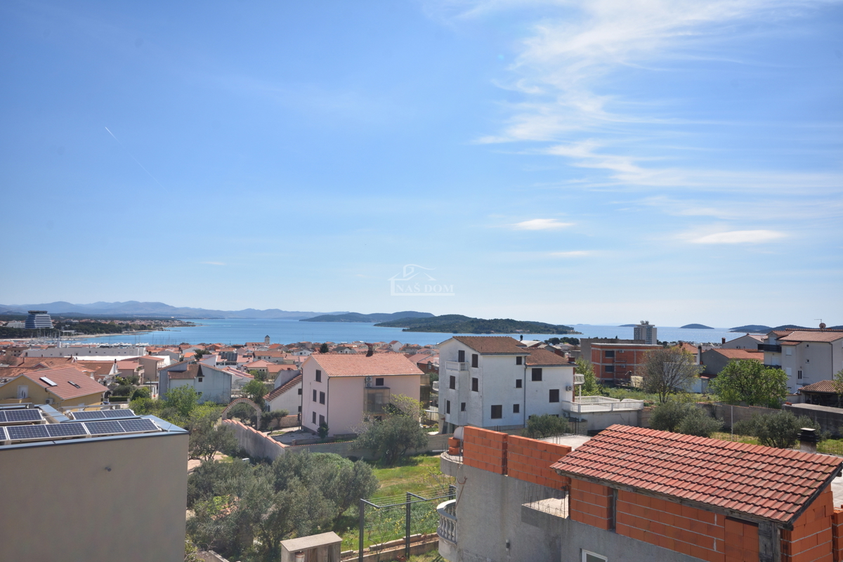 Vodice - Appartamento S4 con terrazza sul tetto, vista panoramica sul mare