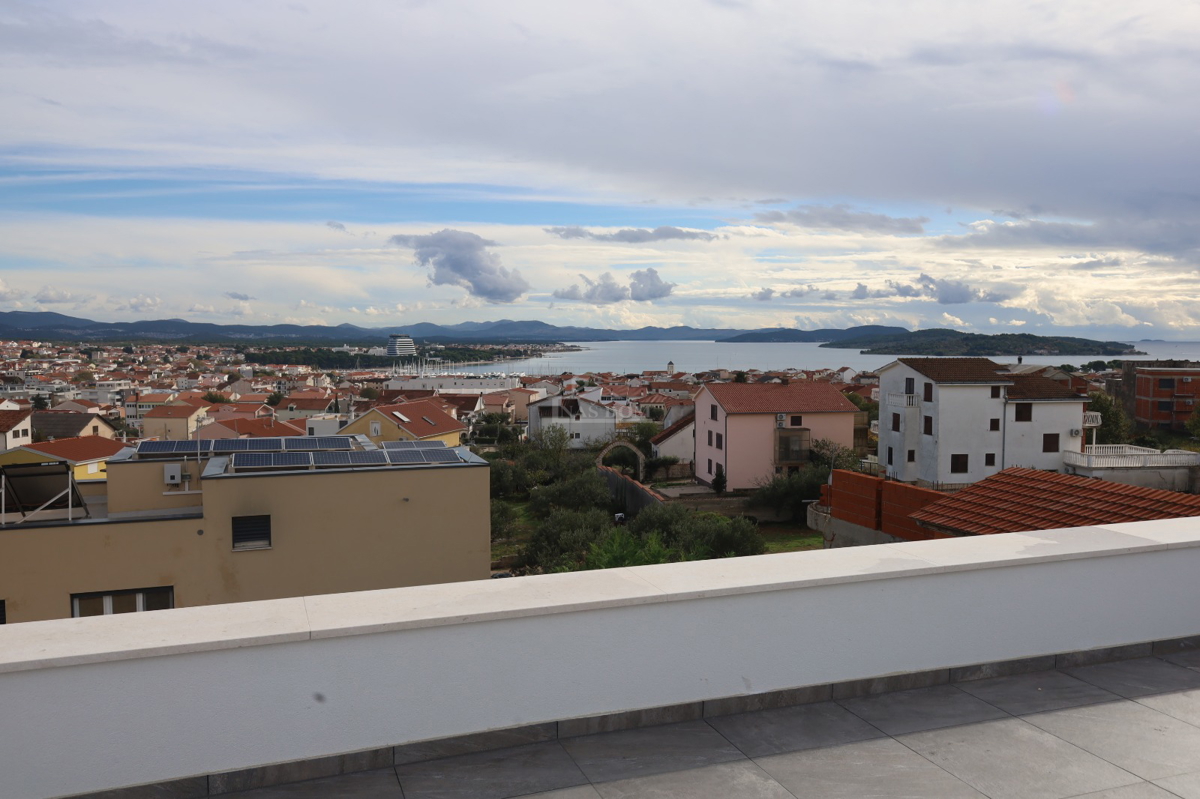 Vodice - Appartamento S4 con terrazza sul tetto, vista panoramica sul mare