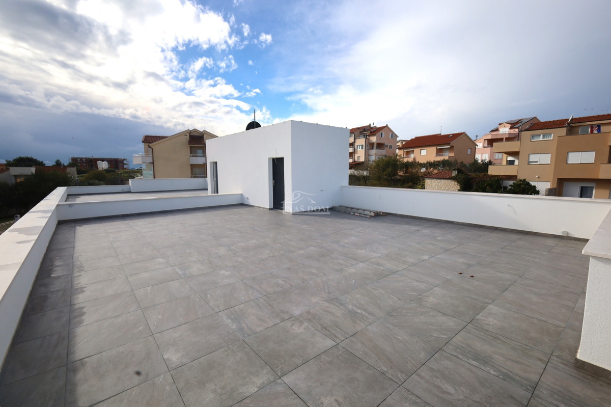 Vodice - Appartamento S4 con terrazza sul tetto, vista panoramica sul mare