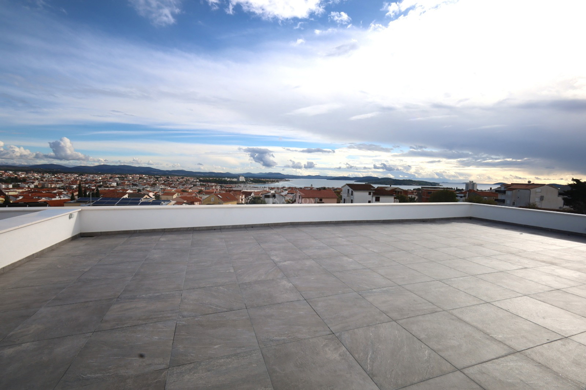 Vodice - Appartamento S4 con terrazza sul tetto, vista panoramica sul mare